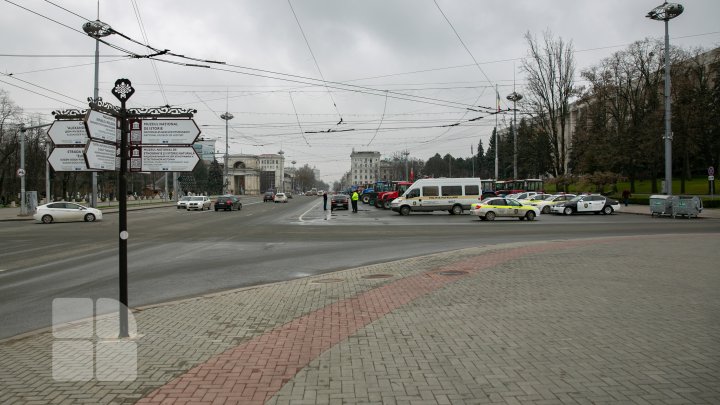 Nicio zi fără proteste. Centrul Chișinăului, blocat din nou de tractoare și microbuze (FOTO/VIDEO)