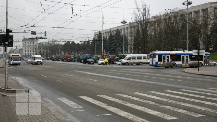 Nicio zi fără proteste. Centrul Chișinăului, blocat din nou de tractoare și microbuze (FOTO/VIDEO)