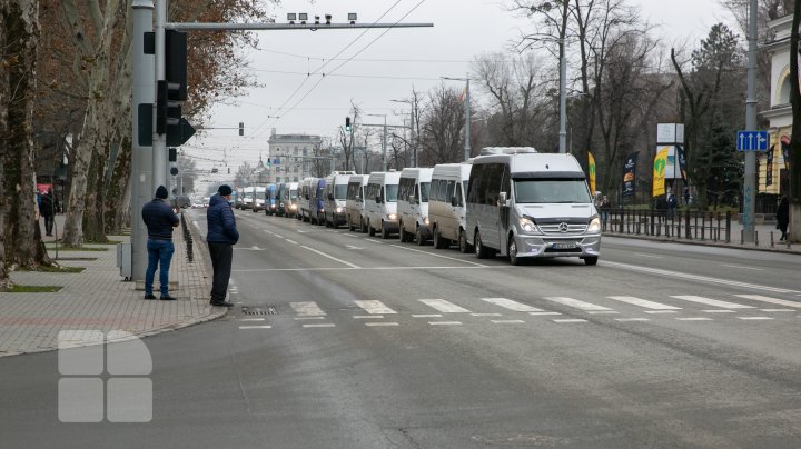 Nicio zi fără proteste. Centrul Chișinăului, blocat din nou de tractoare și microbuze (FOTO/VIDEO)