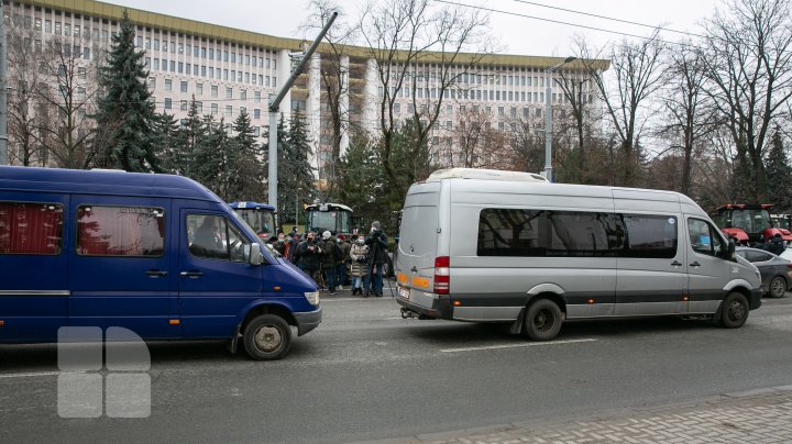 Nicio zi fără proteste. Centrul Chișinăului, blocat din nou de tractoare și microbuze (FOTO/VIDEO)