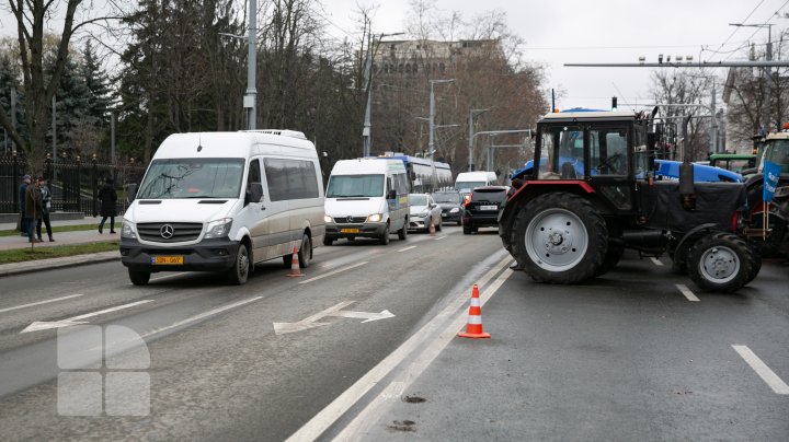 Nicio zi fără proteste. Centrul Chișinăului, blocat din nou de tractoare și microbuze (FOTO/VIDEO)