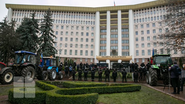 Nicio zi fără proteste. Centrul Chișinăului, blocat din nou de tractoare și microbuze (FOTO/VIDEO)