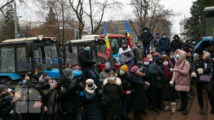 Nicio zi fără proteste. Centrul Chișinăului, blocat din nou de tractoare și microbuze (FOTO/VIDEO)