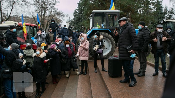 Nicio zi fără proteste. Centrul Chișinăului, blocat din nou de tractoare și microbuze (FOTO/VIDEO)