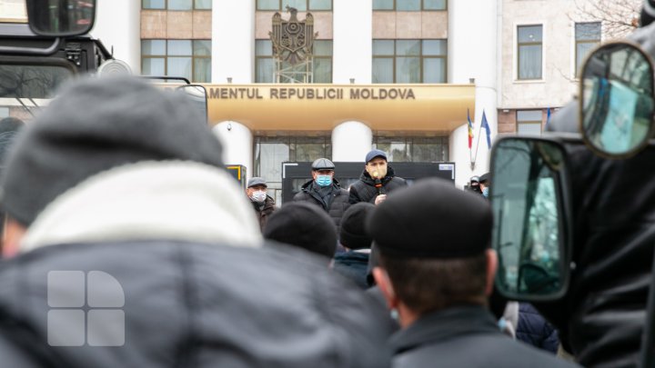 Nicio zi fără proteste. Centrul Chișinăului, blocat din nou de tractoare și microbuze (FOTO/VIDEO)