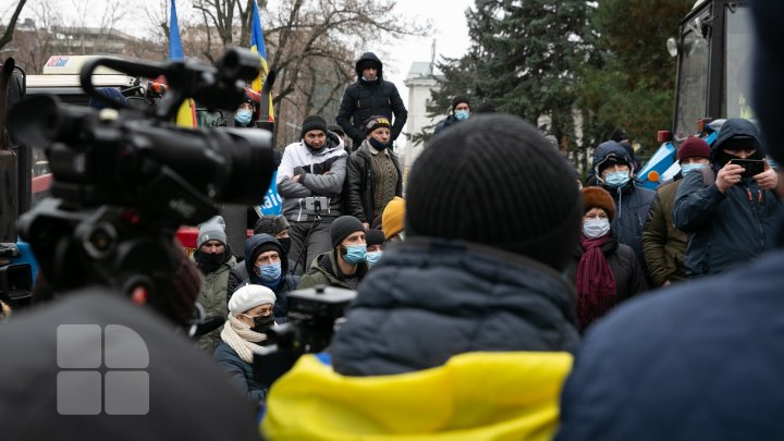 Nicio zi fără proteste. Centrul Chișinăului, blocat din nou de tractoare și microbuze (FOTO/VIDEO)