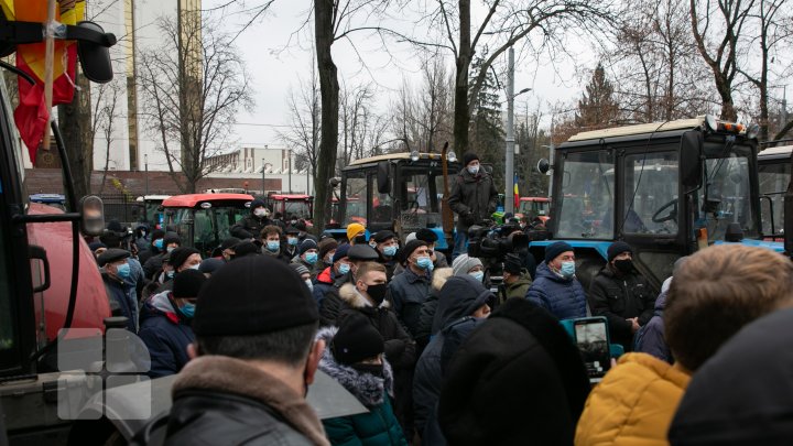 Nicio zi fără proteste. Centrul Chișinăului, blocat din nou de tractoare și microbuze (FOTO/VIDEO)