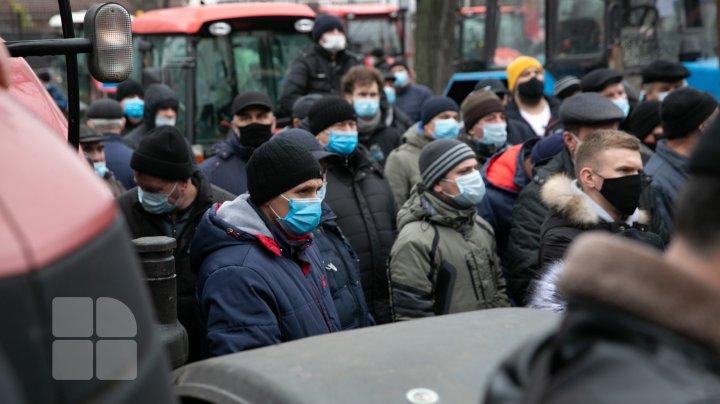 Nicio zi fără proteste. Centrul Chișinăului, blocat din nou de tractoare și microbuze (FOTO/VIDEO)