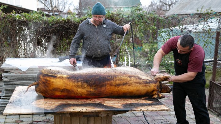 Moldovenii sunt în toiul pregătirilor de Crăciun. Tradiţional, în această perioadă se taie porcul (FOTO)