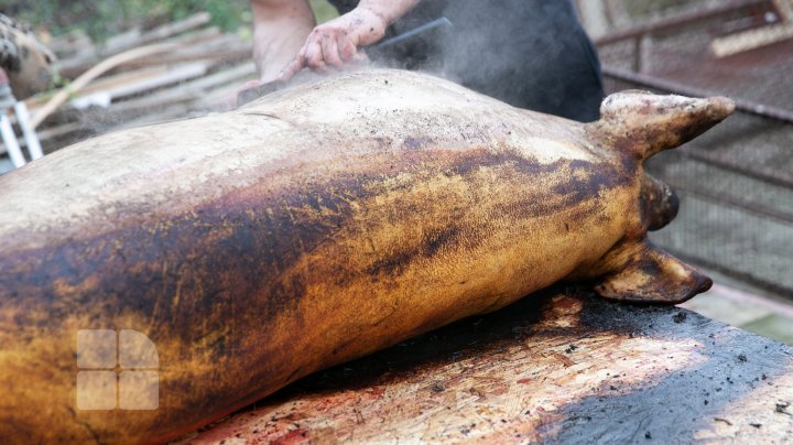 Moldovenii sunt în toiul pregătirilor de Crăciun. Tradiţional, în această perioadă se taie porcul (FOTO)