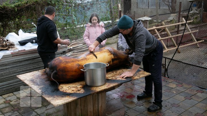 Moldovenii sunt în toiul pregătirilor de Crăciun. Tradiţional, în această perioadă se taie porcul (FOTO)