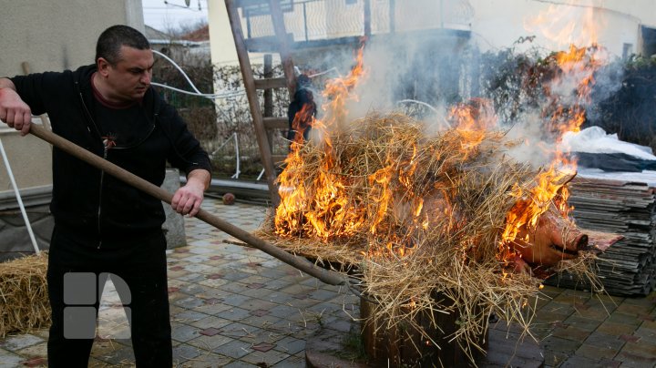 Moldovenii sunt în toiul pregătirilor de Crăciun. Tradiţional, în această perioadă se taie porcul (FOTO)