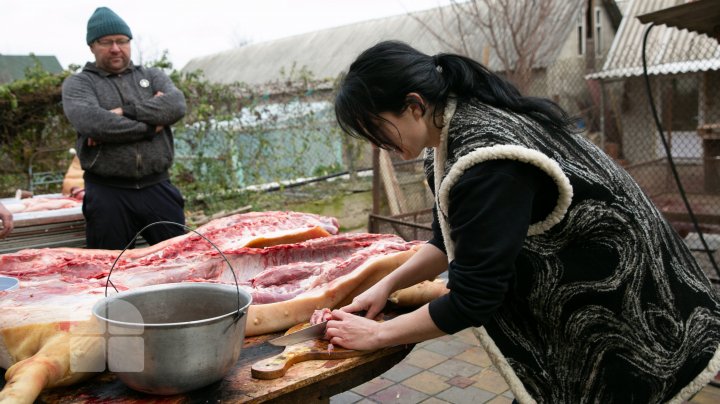 Moldovenii sunt în toiul pregătirilor de Crăciun. Tradiţional, în această perioadă se taie porcul (FOTO)