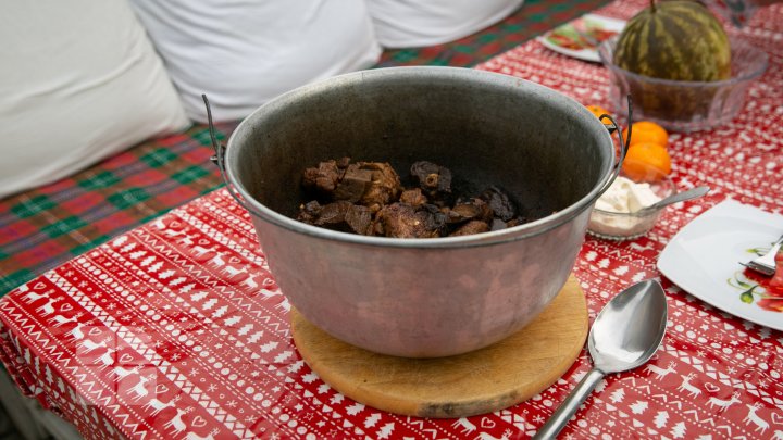 Moldovenii sunt în toiul pregătirilor de Crăciun. Tradiţional, în această perioadă se taie porcul (FOTO)