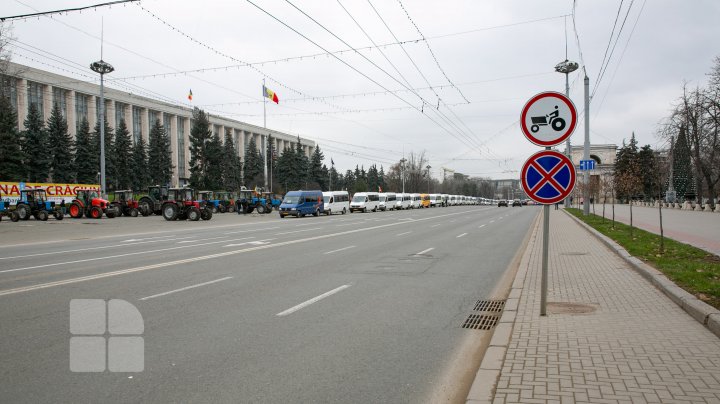 Agricultorii, din nou la protest. La manifestaţie s-au alăturat transportatorii şi reprezentanţii HoReCa (LIVE)