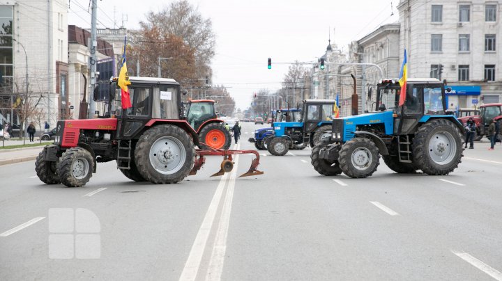 Fermierii continuă protestele. Aceştia au blocat parţial şoseaua Chișinău-Leușeni