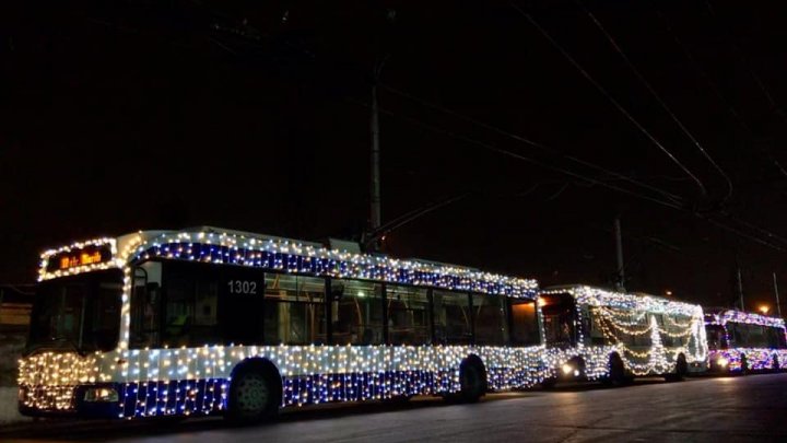 Trei troleibuze decorate în spiritul sărbătorilor de iarnă circulă pe straăzile Capitalei, începând de astăzi (FOTO)