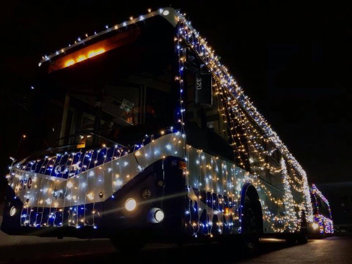 Trei troleibuze decorate în spiritul sărbătorilor de iarnă circulă pe straăzile Capitalei, începând de astăzi (FOTO)