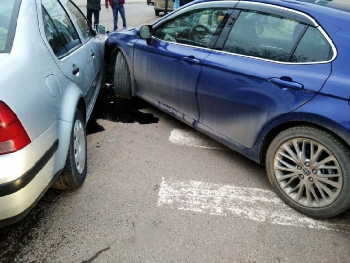 CARAMBOL pe o stradă din Soroca. Mai multe mașini, avariate. Un șofer a părăsit locul accidentului