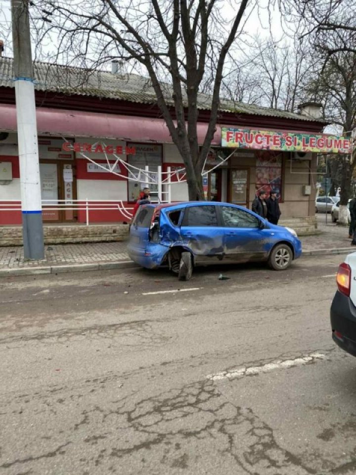 CARAMBOL pe o stradă din Soroca. Mai multe mașini, avariate. Un șofer a părăsit locul accidentului