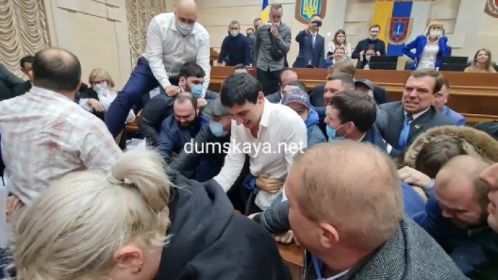 (VIDEO) Stropitul cu apă în parlament este viral. Deputații din sovietul regional Odesa s-au bătut în plen și s-au împroșcat cu apă