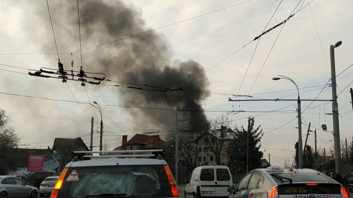 Incendiu în apropierea cercului Visterniceni din Capitală. O casă, cuprinsă de flăcări (FOTO/VIDEO)