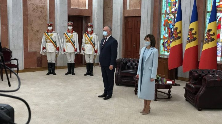 Igor Dodon a întâmpinat-o pe Maia Sandu cu flori la Preşedinţie pentru a-i transmite puterea (VIDEO)