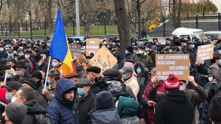 Protest la Parlament. Oamenii au scandat "anticipate" și "plecați de la putere" (FOTO)