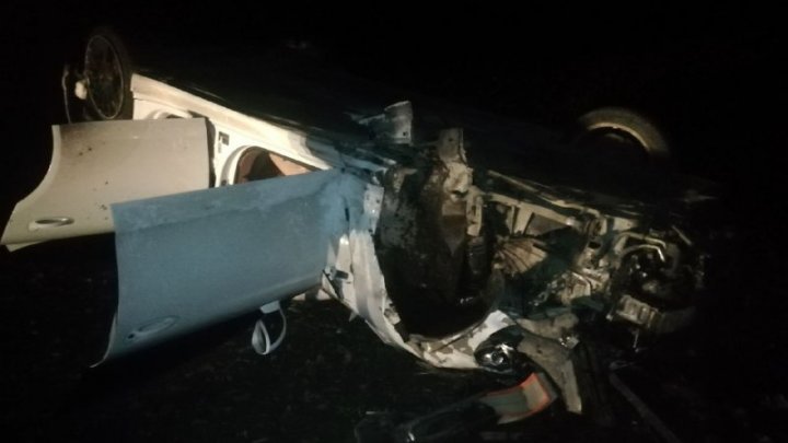 Accident grav în raionul Dondușeni. Un tânăr a ajuns la spital, după ce mașina pe care o conducea a derapat de pe traseu și s-a răsturnat (FOTO)