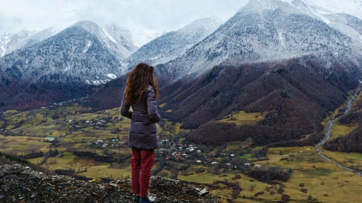 O femeie a murit sub ochii familiei, după ce s-a urcat pe o stâncă pentru a se fotografia