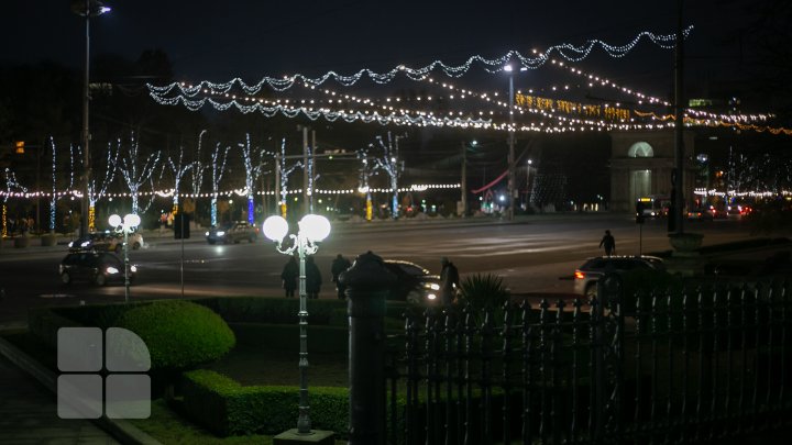 De 1 decembrie a fost inaugurat Pomul de Crăciun. Vezi programul artistic al sărbătorilor de iarnă din acest an (FOTO)