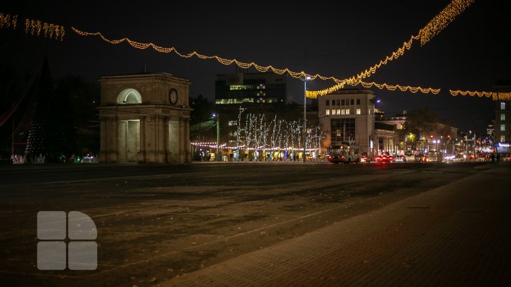 De 1 decembrie a fost inaugurat Pomul de Crăciun. Vezi programul artistic al sărbătorilor de iarnă din acest an (FOTO)