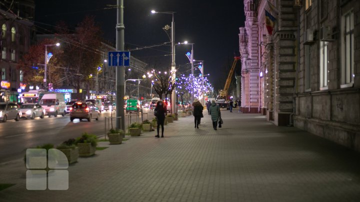 De 1 decembrie a fost inaugurat Pomul de Crăciun. Vezi programul artistic al sărbătorilor de iarnă din acest an (FOTO)