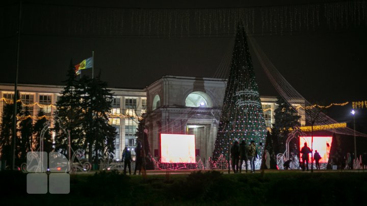 De 1 decembrie a fost inaugurat Pomul de Crăciun. Vezi programul artistic al sărbătorilor de iarnă din acest an (FOTO)