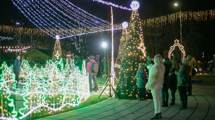 De 1 decembrie a fost inaugurat Pomul de Crăciun. Vezi programul artistic al sărbătorilor de iarnă din acest an (FOTO)