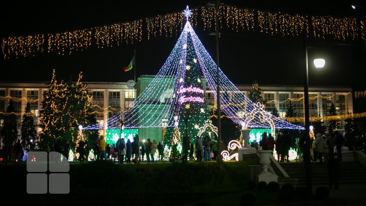 De 1 decembrie a fost inaugurat Pomul de Crăciun. Vezi programul artistic al sărbătorilor de iarnă din acest an (FOTO)