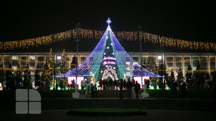 De 1 decembrie a fost inaugurat Pomul de Crăciun. Vezi programul artistic al sărbătorilor de iarnă din acest an (FOTO)