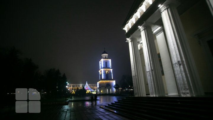 De 1 decembrie a fost inaugurat Pomul de Crăciun. Vezi programul artistic al sărbătorilor de iarnă din acest an (FOTO)