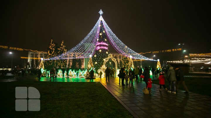 FEERIE DE SĂRBĂTOARE ÎN ŢARĂ: În mai multe localităţi au fost instalaţi pomii de Crăciun