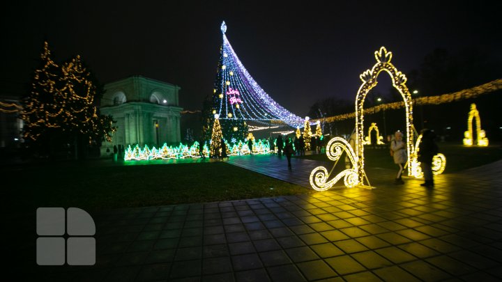 FEERIE DE SĂRBĂTOARE ÎN ŢARĂ: În mai multe localităţi au fost instalaţi pomii de Crăciun