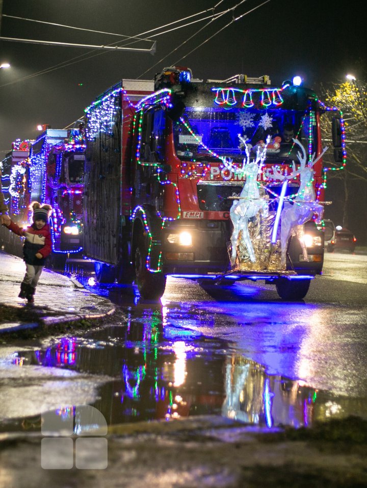 Feerie de Crăciun în Capitală. Angajaţii IGSU au dat start Caravanei de Crăciun a Salvatorilor şi Pompierilor (FOTOREPORT)