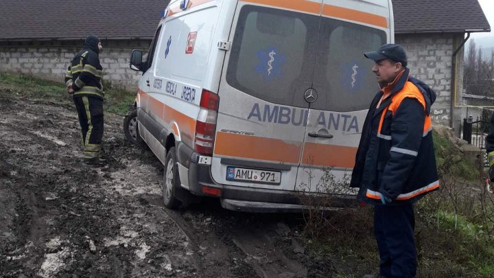 O ambulanță și un microbuz care au derapat de pe traseu, deblocate de salvatori