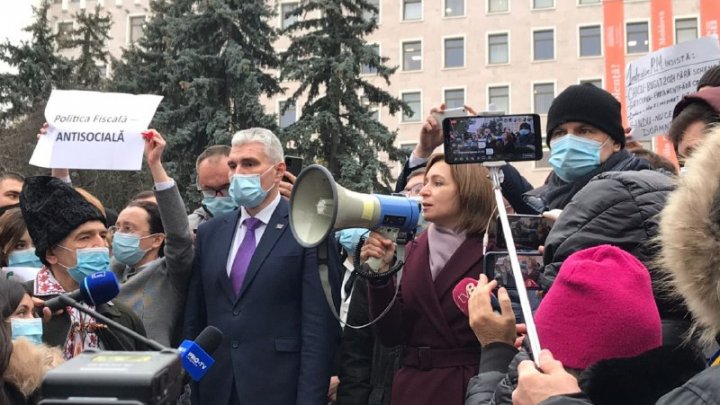 Protest la Parlament. Oamenii au scandat "anticipate" și "plecați de la putere" (FOTO)