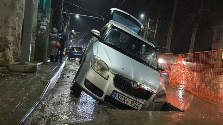 Un șofer a ajuns cu mașina într-o groapă, pe strada Ion Creangă din Capitală, aflată în reparație (FOTO)