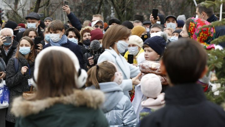 Maia Sandu, colindată în Grădina Publică "Ștefan cel Mare și Sfânt" şi în curtea Președinției (VIDEO)