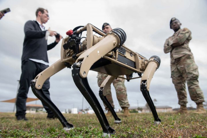 Bazele militare ale Forţelor Aeriene ale SUA vor fi păzite de câini-roboţi (VIDEO)