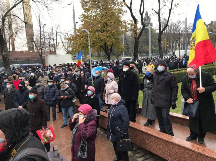 Protest la Parlament. Oamenii au scandat "anticipate" și "plecați de la putere" (FOTO)