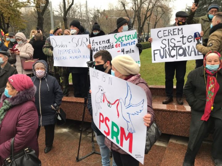 Protest la Parlament. Oamenii au scandat "anticipate" și "plecați de la putere" (FOTO)