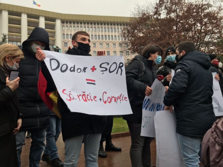 Protest la Parlament. Oamenii au scandat "anticipate" și "plecați de la putere" (FOTO)