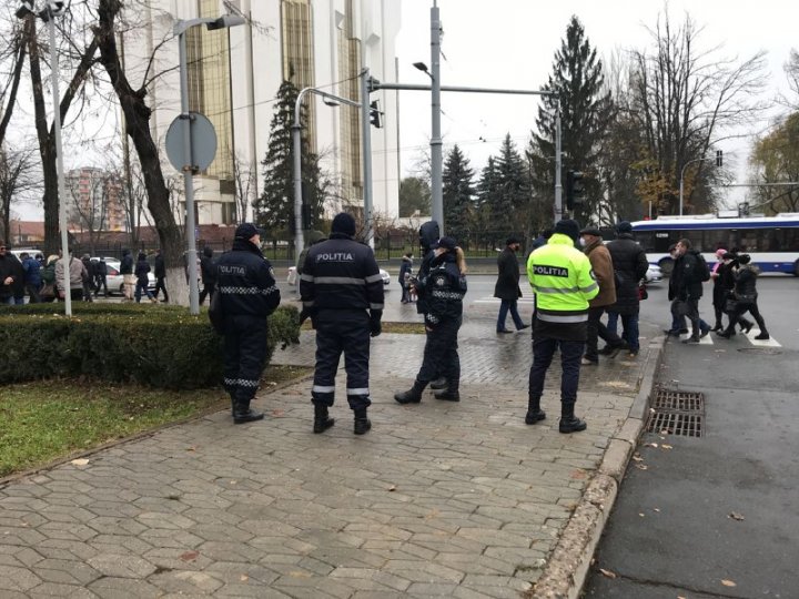 Protest la Parlament. Oamenii au scandat "anticipate" și "plecați de la putere" (FOTO)